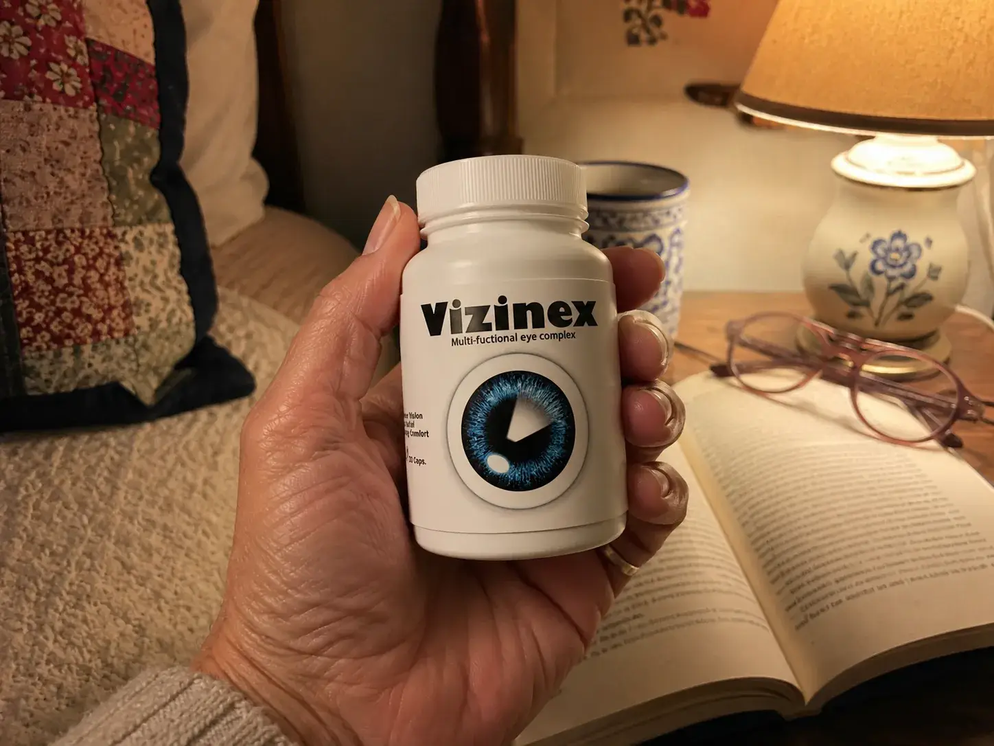 Vizinex en la mano durante la lectura nocturna
