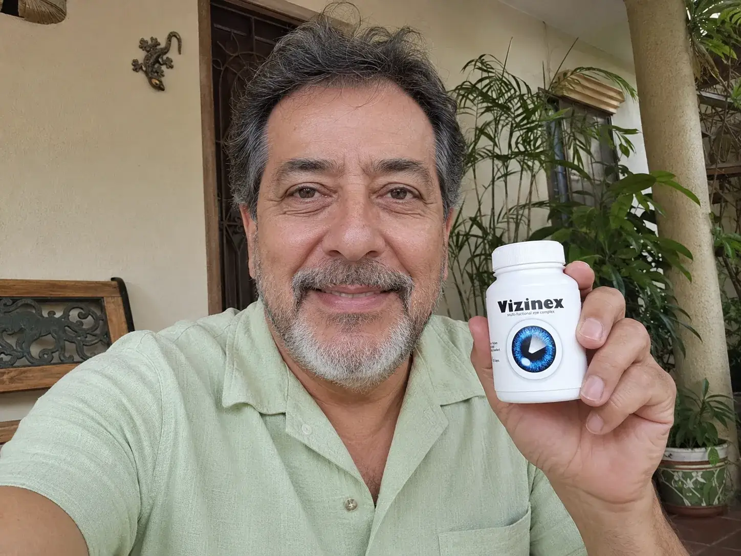 Jorge con el frasco compacto de Vizinex
